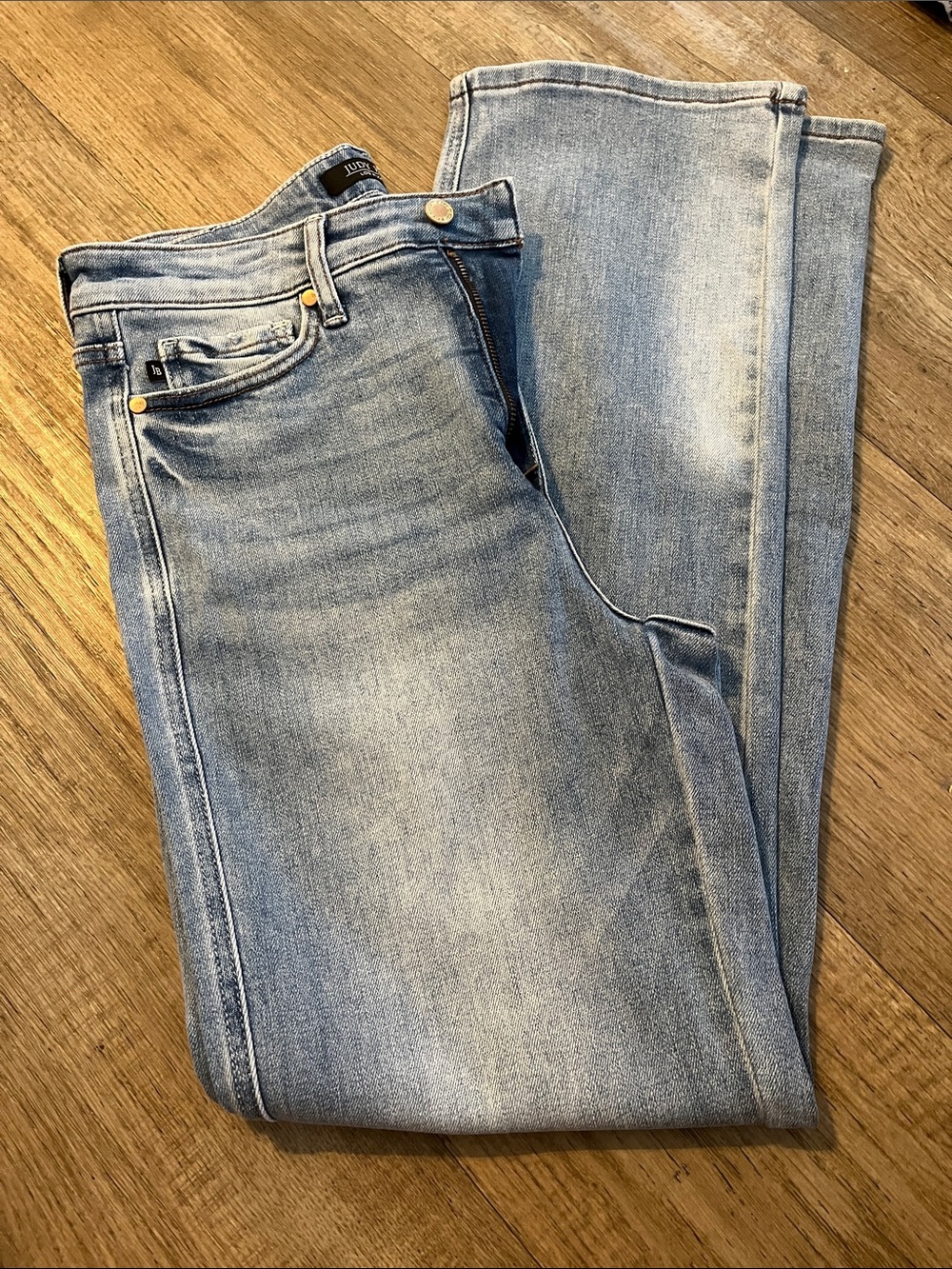 Judy Blue Light Wash Straight Jeans NWOT